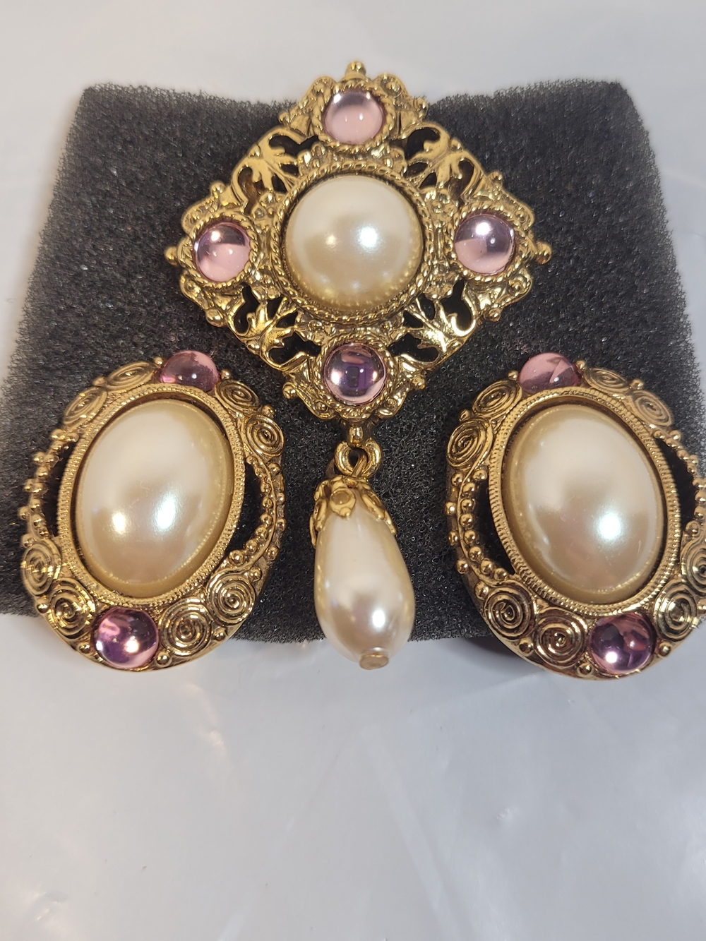 Vintage Gold Tone Brooch And Clip On Earrings Set Faux Pearl And Purple (T)